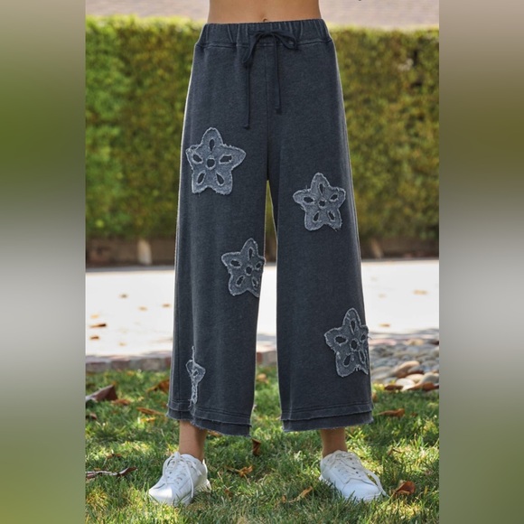 Like this Listing to be notified of LIVE SHOWS - Picture 3 of 4